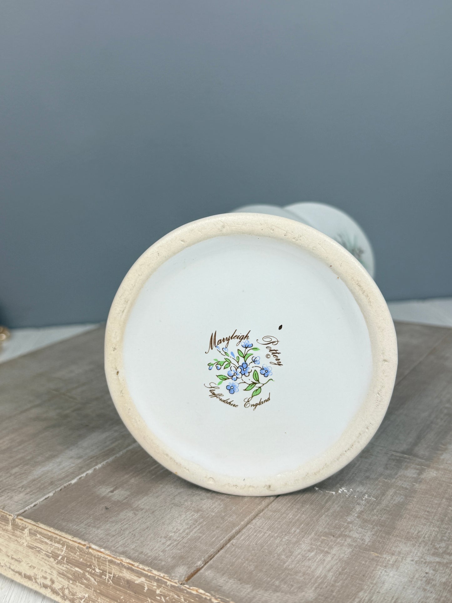 Florero de Porcelana “Staffordshire Floral”, Inglaterra.